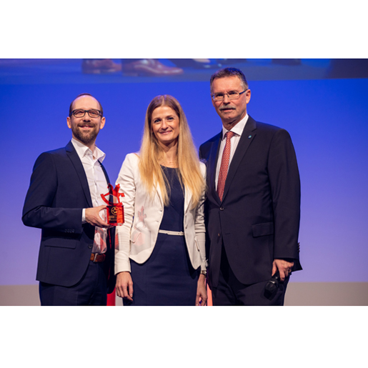 1/2 Auszeichnung „kNOW!“ gewinnt Toy Award der Spielwarenmesse Nürnberg Nehmen stolz und in Vertretung für alle, die an kNOW! beteiligt waren, den ToyAward von Jurymitglied Dr. Thomas Märtz, Vorstandsvorsitzender der VEDES AG, entgegen: Philipp Sprick, Leiter der Gesellschaftsspielredaktion (l.) und Katrin Hanger, Pressereferentin bei Ravensburger.